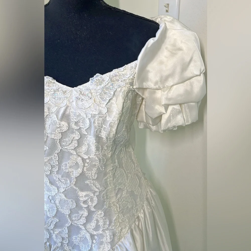 Size 11 Wedding Dress, Tea Length, gorgeous lace bodice & sweetheart neckline - Picture 3 of 7